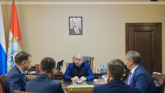 Кадровую ситуацию в медучреждениях, организацию высокотехнологичной медицинской помощи, а также создание реабилитационных центров для участников СВО обсудили на совещании в Правительстве региона