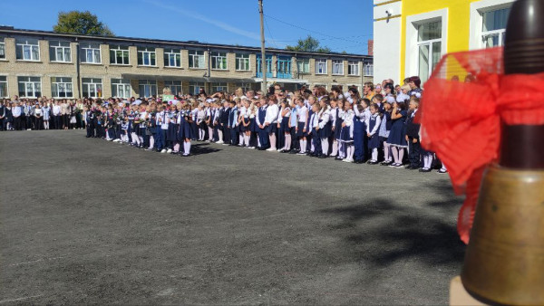 Торжественные линейки прошли во всех школах Самары 1 сентября 2023 года