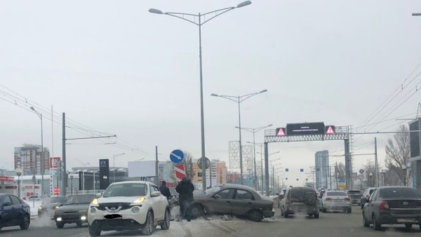 В Самаре на Московском шоссе «Chevrolet» снес дорожный столб 