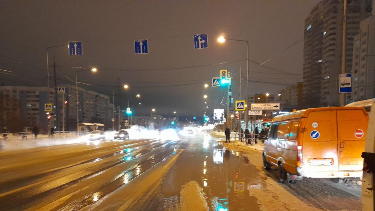 Самара сегодня. Коммунальная авария в Самаре. Затопило Ново-садовую Самара. 20.01.2022 Коммунальная авария Хворостухина.