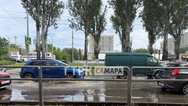 Появились кадры ушедшего под воду Московского шоссе в Самаре