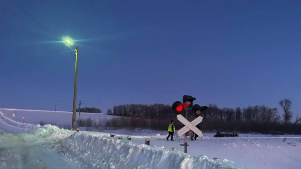 Появились кадры с места столкновения поезда Самара — Санкт-Петербург с легковушкой