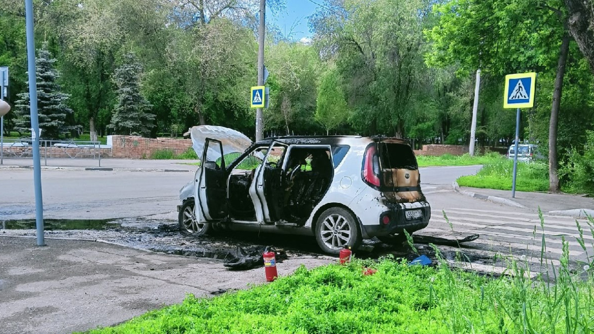 В Самаре на проспекте Юных Пионеров сгорела иномарка – Новости Самары и  Самарской области – ГТРК Самара