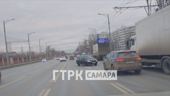 В Самаре машина неожиданно начала ехать по встречной полосе на Московском шоссе