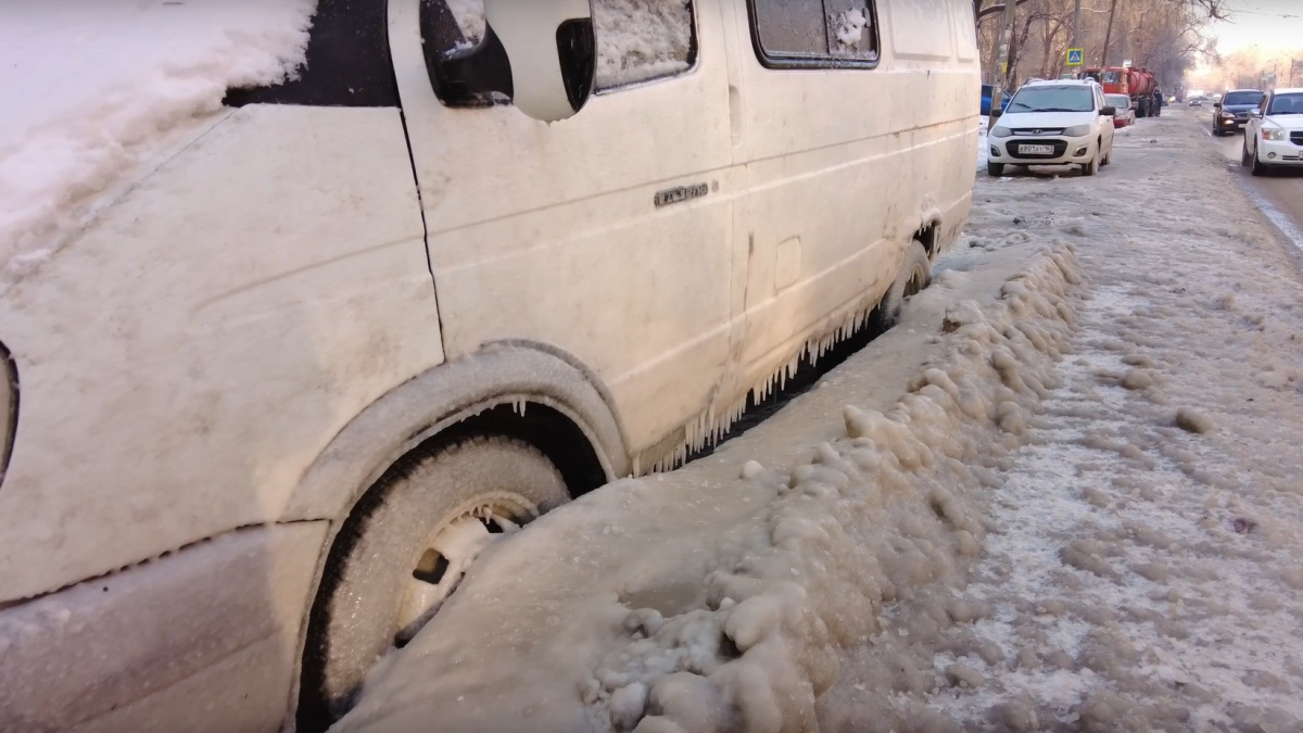 В Самаре из-за коммунальной аварии автомобили вмерзли в лед на ул.  Алма-Атинской – Новости Самары и Самарской области – ГТРК Самара