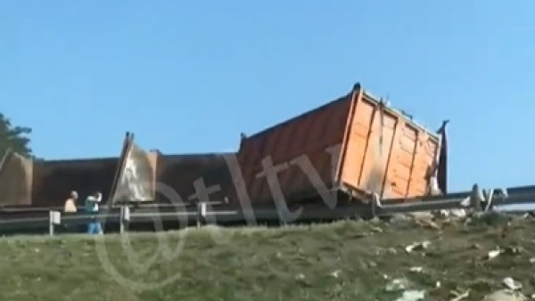 Видео: в Самарской области на трассе перевернулся груженый мусоровоз