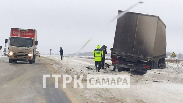 Под Самарой в ДТП с фурой погибли две женщины 9 января