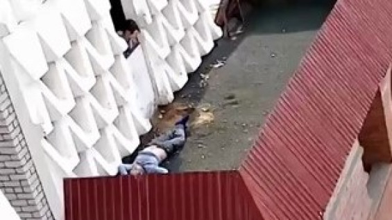Очевидцы: девушка выпала из окна многоэтажного дома в Самарской области 4 июня 2023 