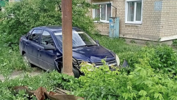 Из-за влетевшей в трубу Lada Granta в Самарской области пострадал ребёнок