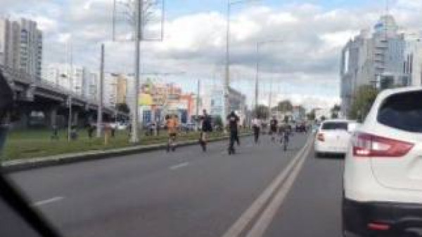 Толпа школьников на электросамокатах, мопедах и питбайках напугала самарцев на Ново-Садовой