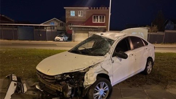 В Самаре Lada Vesta перевернулась в массовом ДТП на Московском шоссе