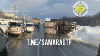 В Самаре на Московском шоссе перевернулся грузовик