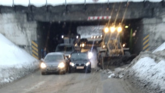 В Самарской области 21 января две столкнувшиеся под мостом машины закупорили проезд 