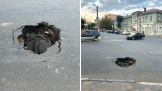 В центре Самары на проезжей части провалился асфальт 