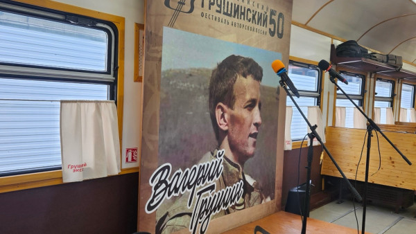 С перрона самарского ЖД вокзала отправился легендарный туристический ретро-состав 