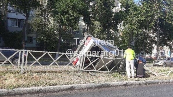 Перевернулся и сбил ограждения: последствия ДТП на Гагарина 19 августа 2022 года 