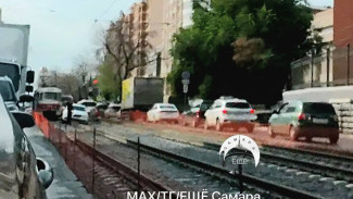 В Самаре из-за застрявшей на путях Skoda встало движение трамваев