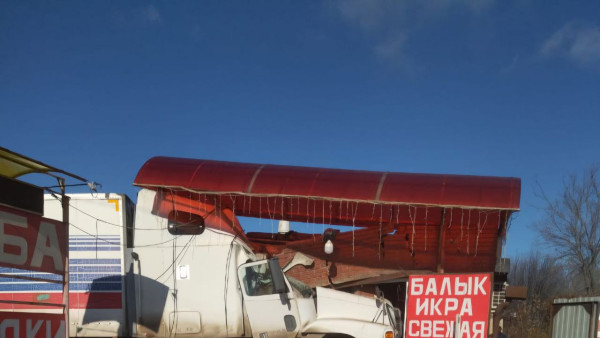 В Самарской области 31 октября водитель фуры снес магазин на трассе