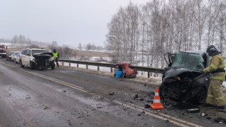 В Самарской области Datsun после столкновения с Kia намотало на отбойник