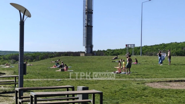 В Самаре на лужайке перед ТЦ «Мега» появились загорающие