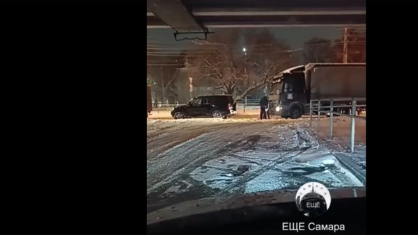 Мощь и благородство: в Самаре внедорожник вытащил фуру из сугроба