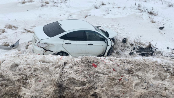 В Самарской области автомобиль утонул в снегу после ДТП