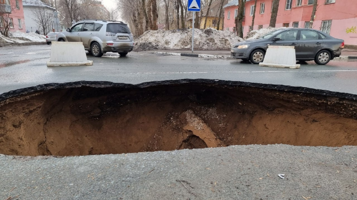 В Самаре гигантская пропасть на дороге угрожает автомобилистам – Новости  Самары и Самарской области – ГТРК Самара