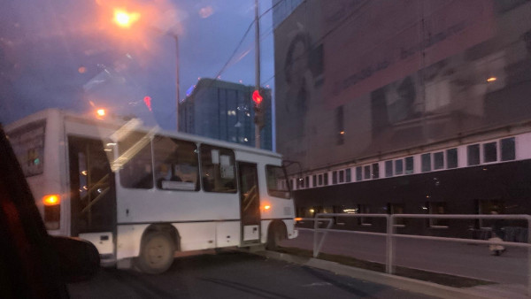 В Самаре пассажирский автобус влетел в дорожное ограждение