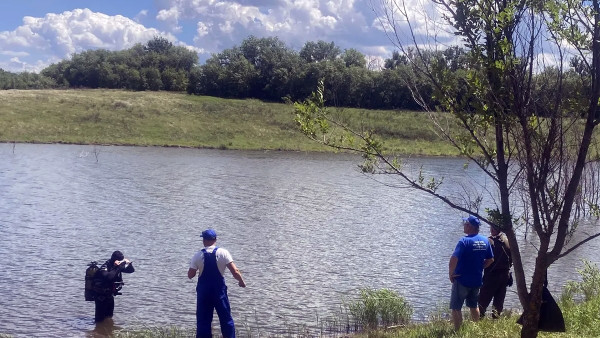Под Самарой спасатели достали погибшего мужчину из воды 18 июня