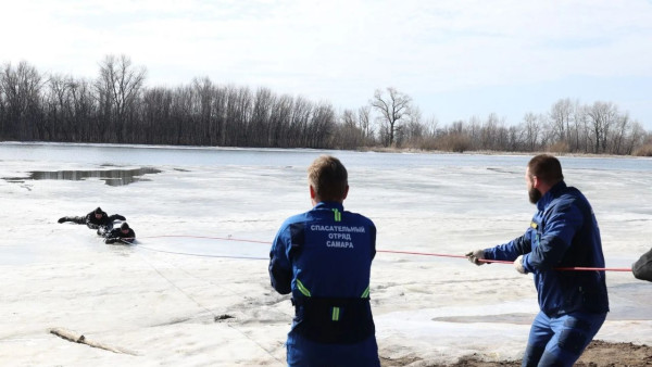В Самаре спасатели отработали навыки спасения людей из воды