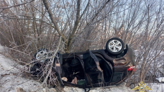 На трассе под Самарой Лада с двумя людьми совершила жуткий аварийный кульбит 