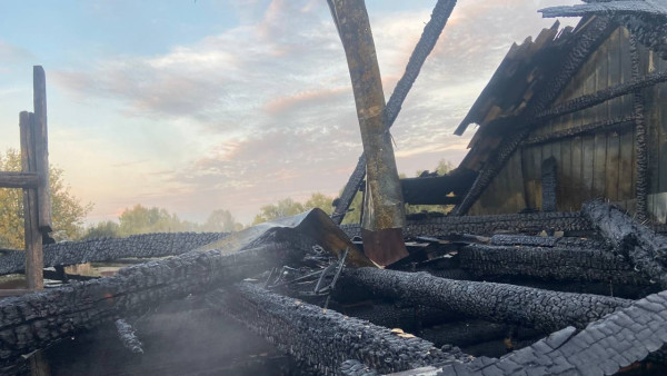 Под Самарой сгорела большая деревянная баня