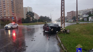 В Тольятти при столкновении с фонарным столбом погиб водитель 