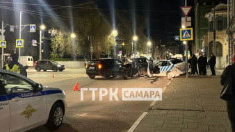 В Самаре на перекрестке жестко столкнулись три автомобиля 2 мая