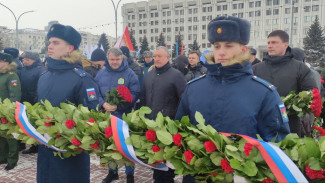 На пл. Славы в Самаре 23 февраля почтили память погибших защитников Отечества