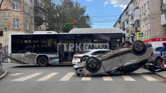 В Самаре Lada Vesta перевернулась на пешеходном переходе 