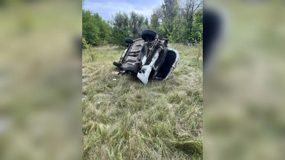 Появились кадры с места гибели мужчины в перевернувшейся Lada Granta под Самарой