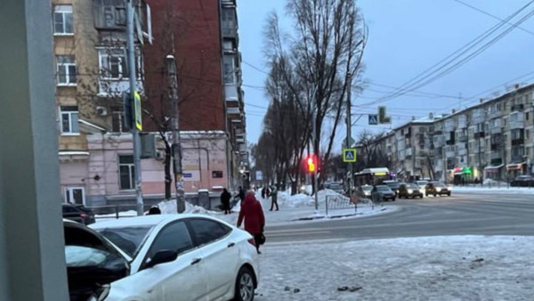 В Самаре водитель Hyundai Solaris въехал в жилой дом после столкновения