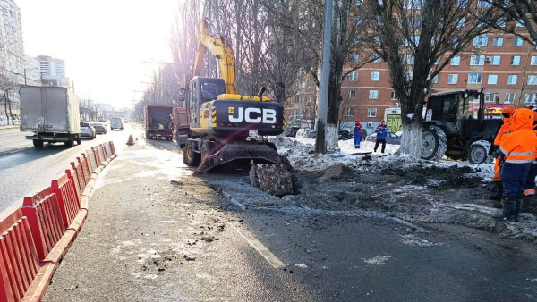 В Самаре из-за коммунальной аварии частично перекрыли движение на Московском шоссе на пересечении с ул. Гастелло