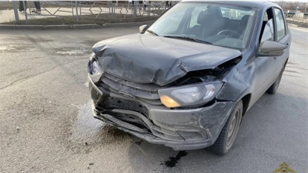 В Самаре Lada Granta не уступила дорогу и сбила пассажирку