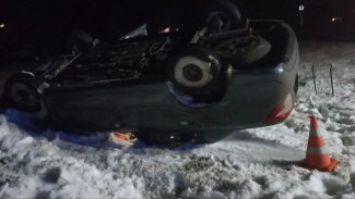 Появились кадры ДТП с перевернувшейся на крышу Lada Granta под Самарой