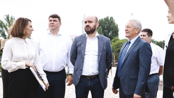 Газификация микрорайона, благоустройство парка, проблемный МКД: Вячеслав Федорищев посетил Нефтегорский район