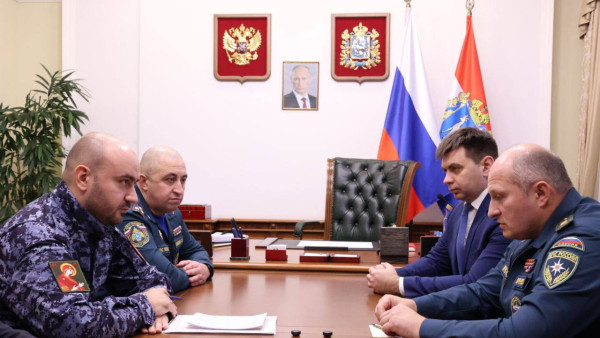 Губернатор Вячеслав Федорищев и Глава МЧС России Александр Куренков оценили готовность противофонтанной службы 