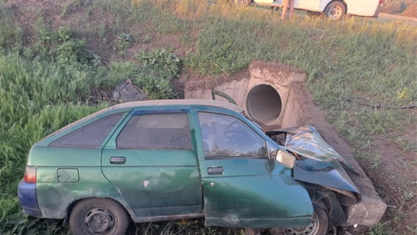 Неопытный водитель вылетел с трассы и угодил в дождеприемник в Самарской области