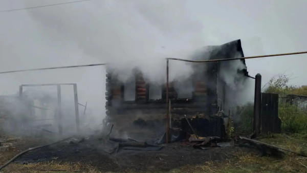 Под Самарой потушили крупный пожар в жилом доме