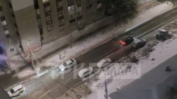 На улице Гаражной в Самаре 10 января произошел мощный прорыв трубы 