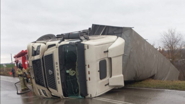 Под Самарой 28 октября перевернулась огромная фура