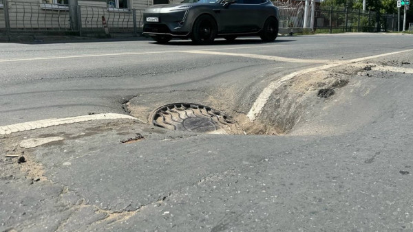 Самарцы возмутились полуметровыми ямами на дороге в Ленинском районе