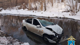 Водитель на Ладе в Сызрани улетел в реку и погиб