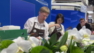 Писатель Цыпкин попробовал «Жигулёвский раф» на ПМЭФ-2025